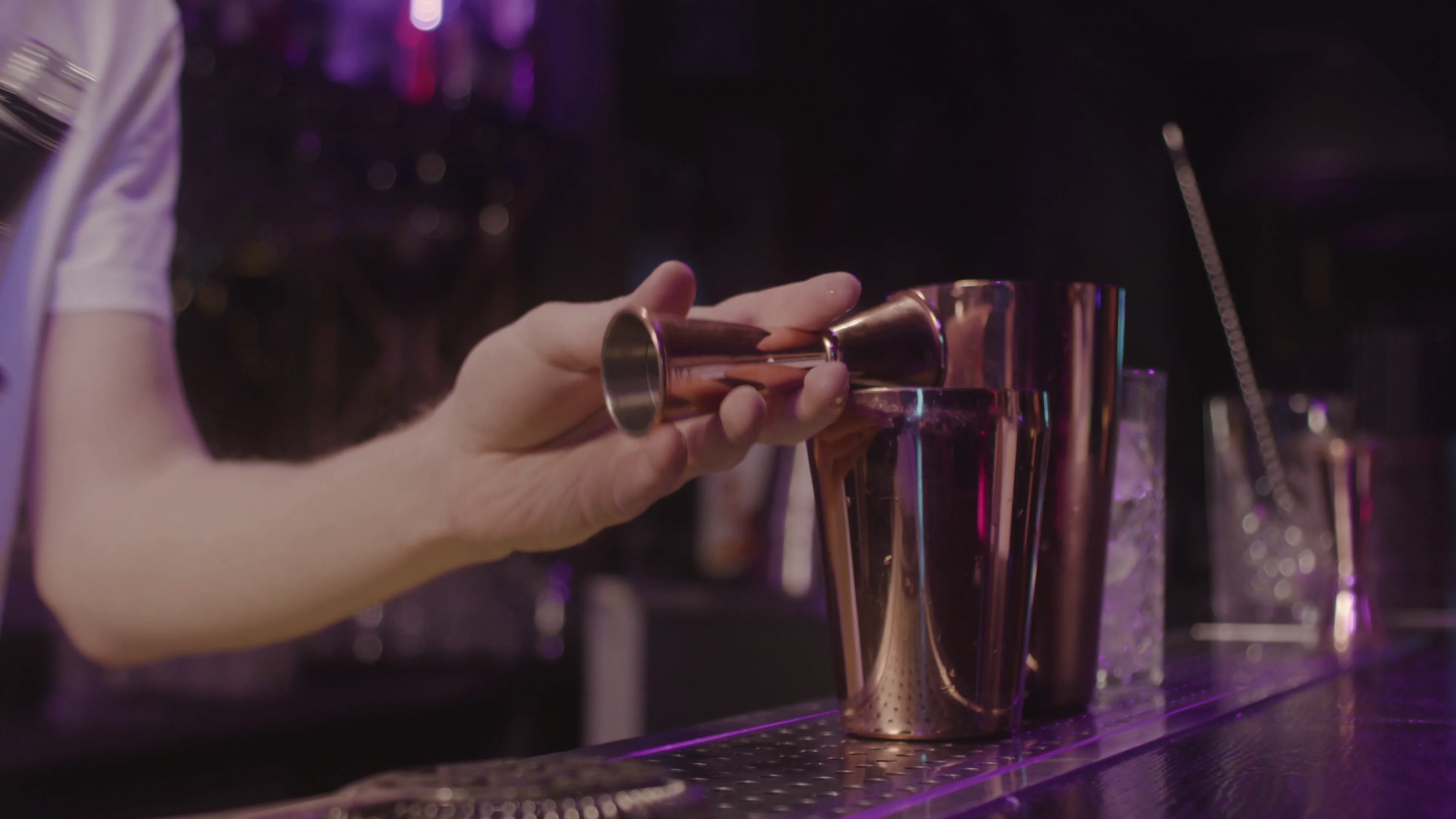 Barman preparando un cóctel Capicúa