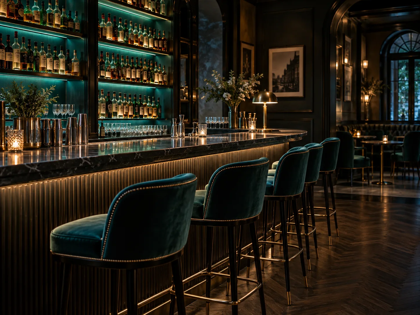 Bar de cócteles elegante con iluminación turquesa